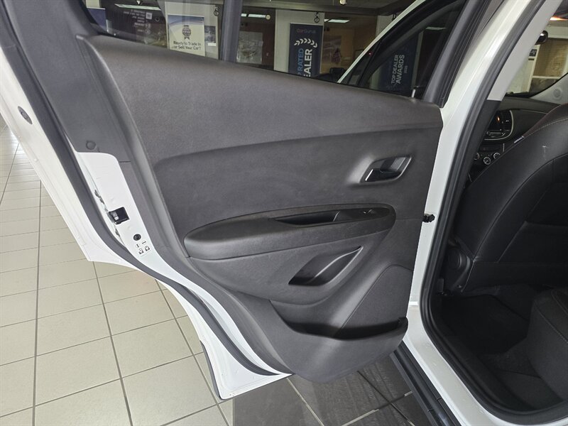 2018 Chevrolet Trax LT 4DR CROSSOVER - Photo 10 - Hamilton, OH 45015