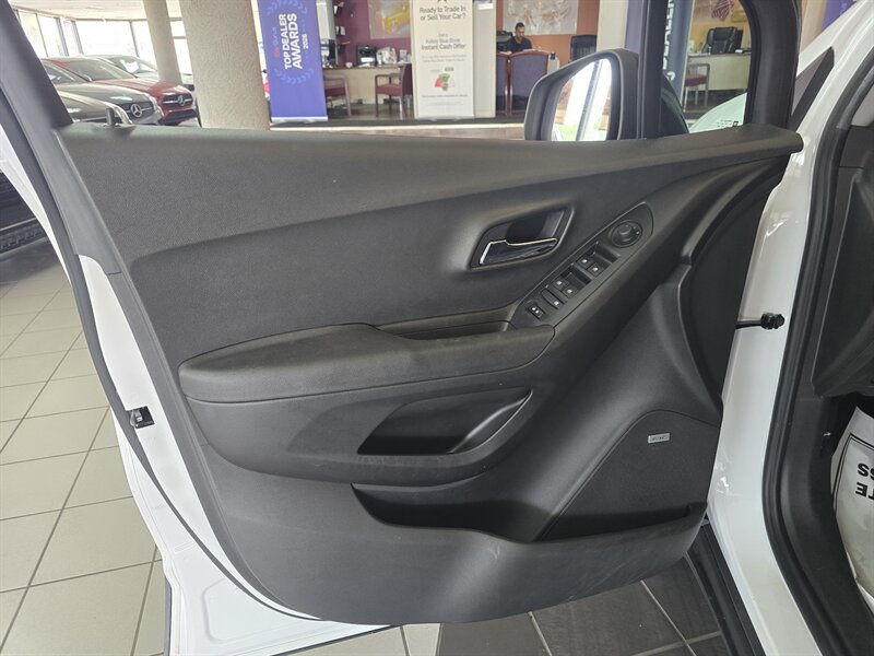 2018 Chevrolet Trax LT 4DR CROSSOVER - Photo 7 - Hamilton, OH 45015