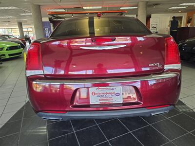 2017 Chrysler 300C   - Photo 5 - Hamilton, OH 45015