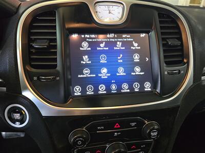 2017 Chrysler 300C   - Photo 21 - Hamilton, OH 45015