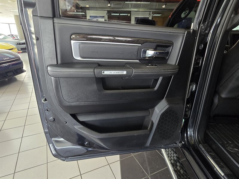 2016 RAM 1500 Laramie Limited 4DR CREW 4X4 - Photo 9 - Hamilton, OH 45015