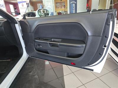 2014 Dodge Challenger SXT 2DR COUPE   - Photo 10 - Hamilton, OH 45015