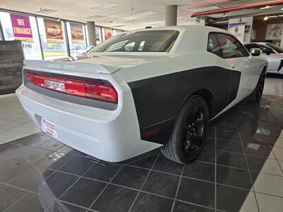 2014 Dodge Challenger SXT 2DR COUPE   - Photo 4 - Hamilton, OH 45015