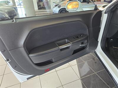 2014 Dodge Challenger SXT 2DR COUPE   - Photo 7 - Hamilton, OH 45015