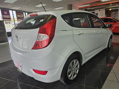 2013 Hyundai Accent GS 4DR HATCHBACK   - Photo 4 - Hamilton, OH 45015