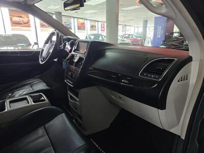 2012 Chrysler Town & Country Touring   - Photo 14 - Hamilton, OH 45015