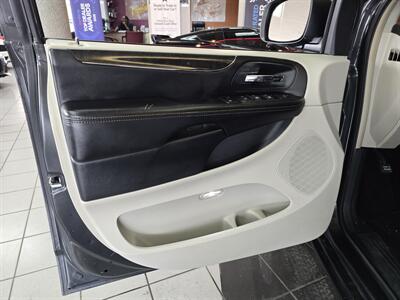2012 Chrysler Town & Country Touring   - Photo 7 - Hamilton, OH 45015