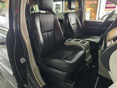 2012 Chrysler Town & Country Touring   - Photo 15 - Hamilton, OH 45015