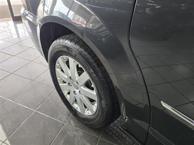 2012 Chrysler Town & Country Touring   - Photo 32 - Hamilton, OH 45015