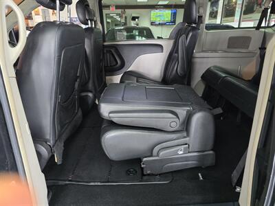 2012 Chrysler Town & Country Touring   - Photo 12 - Hamilton, OH 45015