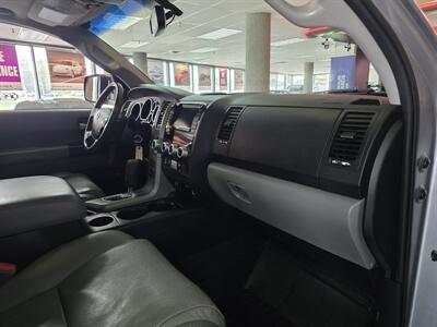 2012 Toyota Sequoia Platinum Edition 4DR SUV AWD   - Photo 21 - Hamilton, OH 45015