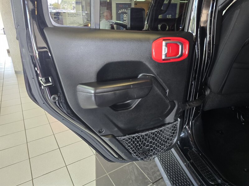 2020 Jeep Gladiator Sport S 4DR CREW 4X4 - Photo 10 - Hamilton, OH 45015