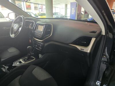2014 Jeep Cherokee Latitude 4DR SUV 4X4   - Photo 13 - Hamilton, OH 45015