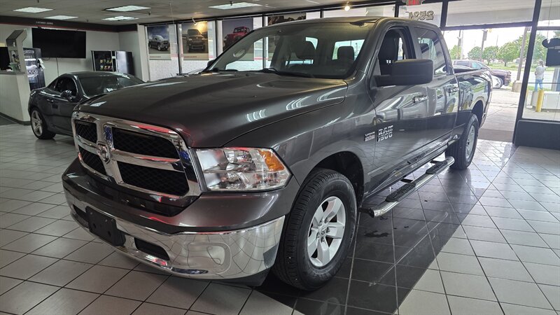 2017 RAM 1500 SLT   - Photo 1 - Hamilton, OH 45015