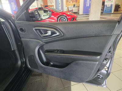 2016 Chrysler 200 Series Limited 4DR SEDAN   - Photo 12 - Hamilton, OH 45015