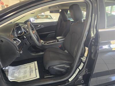 2016 Chrysler 200 Series Limited 4DR SEDAN   - Photo 9 - Hamilton, OH 45015