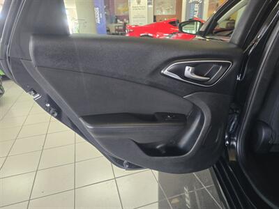 2016 Chrysler 200 Series Limited 4DR SEDAN   - Photo 10 - Hamilton, OH 45015