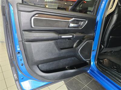 2021 RAM 1500 Laramie 4DR CREW CAB 4X4/V8   - Photo 10 - Hamilton, OH 45015