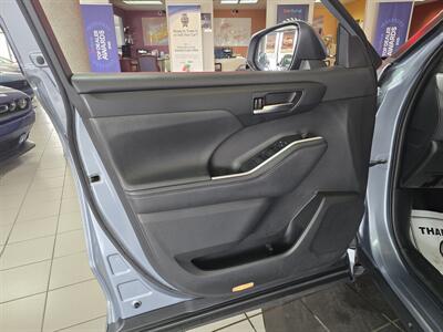 2021 Toyota Highlander XLE 4DR SUV AWD   - Photo 7 - Hamilton, OH 45015