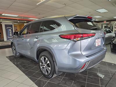 2021 Toyota Highlander XLE 4DR SUV AWD   - Photo 6 - Hamilton, OH 45015
