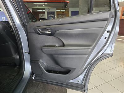 2021 Toyota Highlander XLE 4DR SUV AWD   - Photo 16 - Hamilton, OH 45015