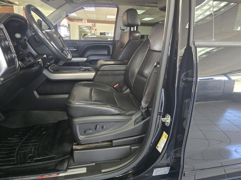 2017 Chevrolet Silverado 1500 LTZ CREW CAB 4X4/Z71/V8 - Photo 9 - Hamilton, OH 45015