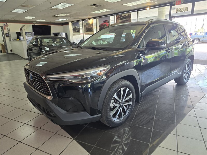 2023 Toyota Corolla Cross XLE   - Photo 1 - Hamilton, OH 45015