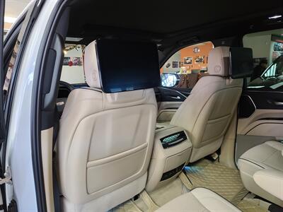 2022 Cadillac Escalade Premium Luxury   - Photo 12 - Hamilton, OH 45015