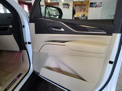 2022 Cadillac Escalade Premium Luxury   - Photo 15 - Hamilton, OH 45015