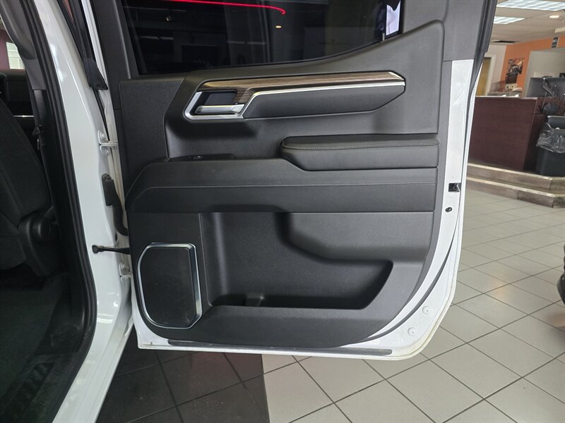 2025 Chevrolet Silverado 1500 LT-CREW CAB-V8 - Photo 17 - Hamilton, OH 45015