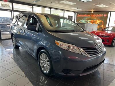 2017 Toyota Sienna LE 7-Passenger 4DR MINI-VAN AWD   - Photo 3 - Hamilton, OH 45015