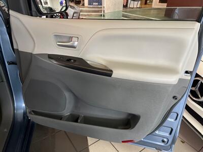 2017 Toyota Sienna LE 7-Passenger 4DR MINI-VAN AWD   - Photo 27 - Hamilton, OH 45015
