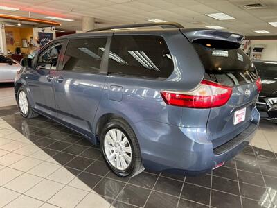 2017 Toyota Sienna LE 7-Passenger 4DR MINI-VAN AWD   - Photo 7 - Hamilton, OH 45015
