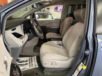 2017 Toyota Sienna LE 7-Passenger 4DR MINI-VAN AWD   - Photo 9 - Hamilton, OH 45015