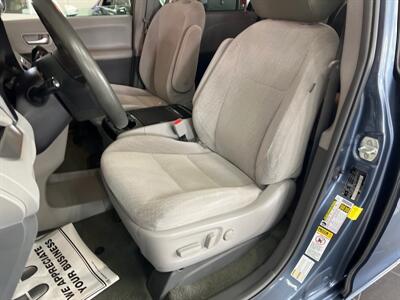 2017 Toyota Sienna LE 7-Passenger 4DR MINI-VAN AWD   - Photo 10 - Hamilton, OH 45015