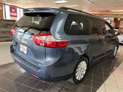 2017 Toyota Sienna LE 7-Passenger 4DR MINI-VAN AWD   - Photo 5 - Hamilton, OH 45015