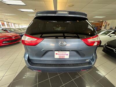 2017 Toyota Sienna LE 7-Passenger 4DR MINI-VAN AWD   - Photo 6 - Hamilton, OH 45015