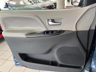 2017 Toyota Sienna LE 7-Passenger 4DR MINI-VAN AWD   - Photo 18 - Hamilton, OH 45015