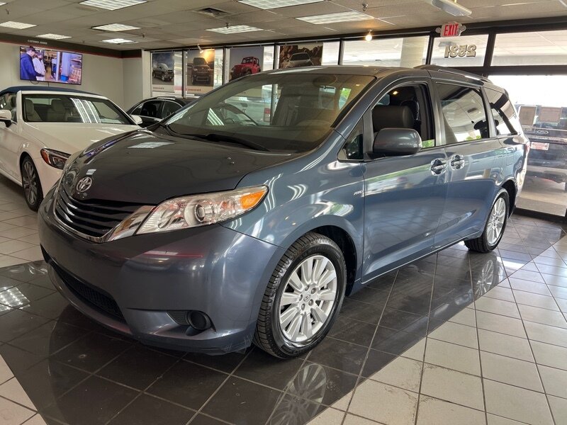 2017 Toyota Sienna LE 7-Passenger 4DR MINI-VAN AWD  