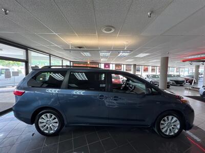 2017 Toyota Sienna LE 7-Passenger 4DR MINI-VAN AWD   - Photo 4 - Hamilton, OH 45015