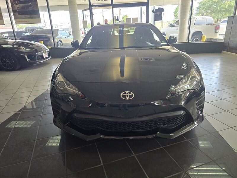 2017 Toyota 86 Base 2DR COUPE - Photo 2 - Hamilton, OH 45015