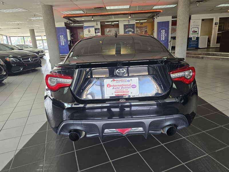 2017 Toyota 86 Base 2DR COUPE - Photo 5 - Hamilton, OH 45015