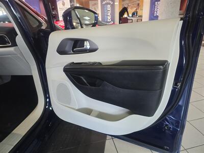 2020 Chrysler Pacifica Touring L  4DR MINI-VAN CAMERA   - Photo 12 - Hamilton, OH 45015