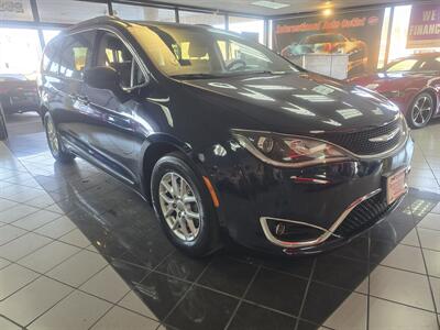 2020 Chrysler Pacifica Touring L  4DR MINI-VAN CAMERA   - Photo 3 - Hamilton, OH 45015