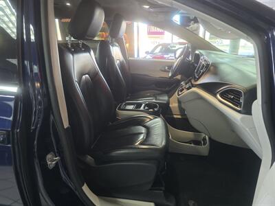 2020 Chrysler Pacifica Touring L  4DR MINI-VAN CAMERA   - Photo 14 - Hamilton, OH 45015