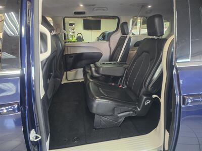 2020 Chrysler Pacifica Touring L  4DR MINI-VAN CAMERA   - Photo 11 - Hamilton, OH 45015