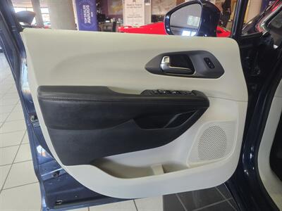 2020 Chrysler Pacifica Touring L  4DR MINI-VAN CAMERA   - Photo 7 - Hamilton, OH 45015