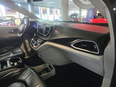 2020 Chrysler Pacifica Touring L  4DR MINI-VAN CAMERA   - Photo 13 - Hamilton, OH 45015