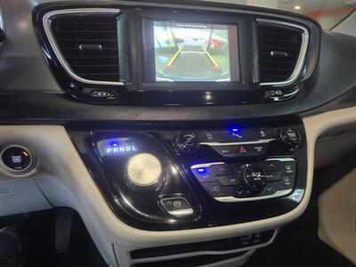 2020 Chrysler Pacifica Touring L  4DR MINI-VAN CAMERA   - Photo 20 - Hamilton, OH 45015