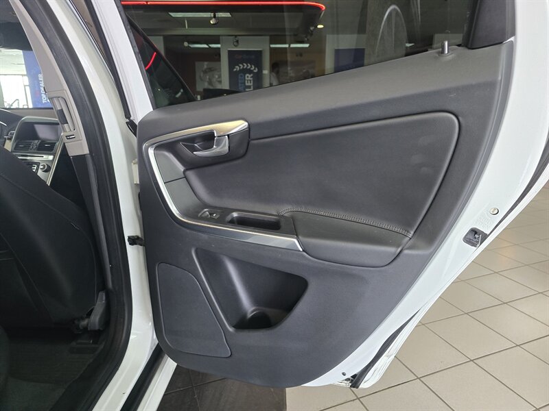 2015 Volvo XC60 T5 Drive-E Premier 4DR WAGON - Photo 15 - Hamilton, OH 45015